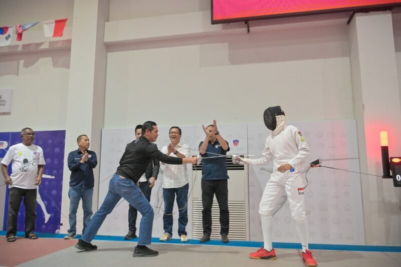 Sekretaris daerah Aceh, M. Nasir, S. IP. MPA, Membuka Acara Pra Pora Cabang Anggar Tahun 2025 di Hall Anggar Komplek Stadion Harapan Bangsa Banda Aceh, (18/11/2025). Foto : Dok. Biro Adpim Setda Aceh