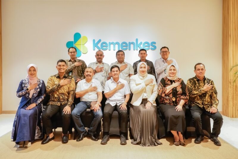 Ketua Pembina Posyandu Aceh Marlina Muzakir di dampingi Plt. Direktur RSUD Zainoel Abidin Banda Aceh dr. Hanif, Wakil Wali Kota Banda Aceh & Bupati Pidie melakukan pertemuan dengan Kementerian Kesehatan RI yang di terima langsung oleh Wakil Menteri Kesehatan RI Dante Saksono Harbuwono di Gedung Adhyatma, Kementerian Kesehatan, Selasa 18 November 2025.