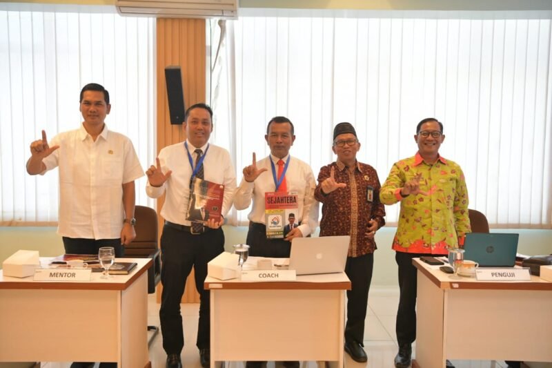 Sekda Aceh, M. Nasir Memberi pembinaan Intensif pada Pelaksanaan Off Campus dan Penugasan Mentor Peserta PKN Tingkat II Angkatan XXIV Tahun 2025 di Kantor LAN RI Perwakilan Aceh, Banda Aceh, 19/11/2025 (Foto:Dok.Biro Adpim Setda Aceh)