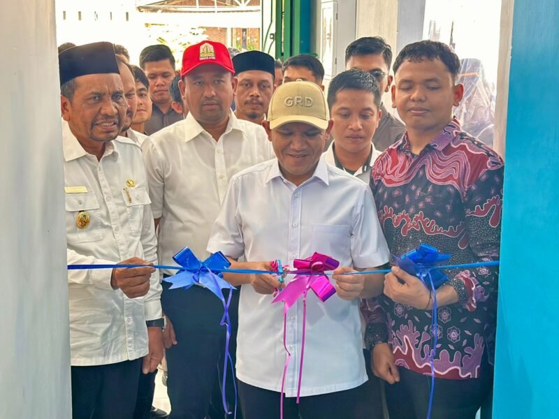 Wakil Gubernur Aceh, Fadhlullah, S.E., meresmikan penggunaan Dapur MBG SPPG di Gampong Muenasah Krung, Kecamatan Ulim, Kabupaten Pidie Jaya, Rabu 19/11/2025 (Foto:Dok.Biro Adpim Setda Aceh)