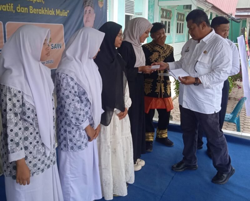 Sekdakab Aceh Besar Bahrul Jamil SSos MSi secara simbolis menyerahkan santunan sosial kepada siswa SMA 1 Seulimeum, Rabu (19/11/2025). FOTO/ PROKOPIM PEMKAB ACEH BESAR