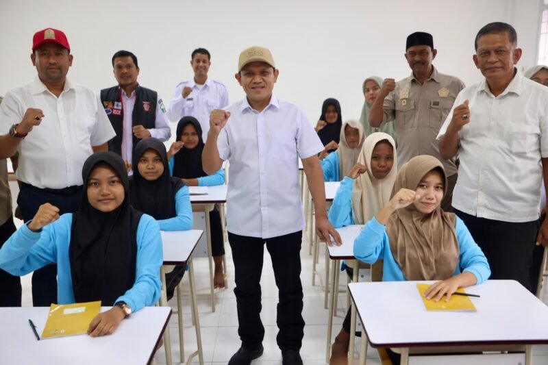 Wakil Gubernur Aceh, Fadhlullah, S.E.,
didampingi Plt. Kadinsos Aceh, Chaidir, meninjau proses belajar di Sekolah Rakyat Gampong Peunyot, Kecamatan Juli, Kabupaten Bireuen, Rabu (19/11/2025). Foto : Dok. Biro Adpim Setda Aceh