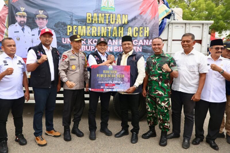 Wakil Gubernur Aceh, Fadhlullah, S.E., bersama Kapolda Aceh, Irjen Pol Marzuki Ali Basyah, menyerahkan stok logistik penyangga (buffer stock) bencana untuk Kabupaten Bireuen, yang diterima oleh Bupati Bireuen, H. Muklis, di halaman Pendopo Bupati Bireuen, Rabu (19/11/2025). Foto : Dok. Biro Adpim Setda Aceh