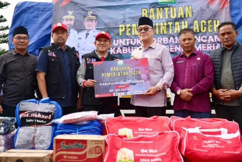 Wakil Gubernur Aceh, Fadhlullah, S.E.,
didampingi Plt. Kadinsos Aceh, Chaidir, menyerahkan stok logistik penyangga (buffer stock) untuk bencana bantuan pemerintah Aceh untuk Kabupaten Aceh Bener Meriah, yang diterima Bupati, Tagore Abubakar, di halaman Pendopo Bupati Bener Meriah, 20/11/2025 (Foto:Dok.Biro Adpim Setda Aceh)