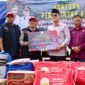 Wakil Gubernur Aceh, Fadhlullah, S.E.,
didampingi Plt. Kadinsos Aceh, Chaidir, menyerahkan stok logistik penyangga (buffer stock) untuk bencana bantuan pemerintah Aceh untuk Kabupaten Aceh Bener Meriah, yang diterima Bupati, Tagore Abubakar, di halaman Pendopo Bupati Bener Meriah, 20/11/2025 (Foto:Dok.Biro Adpim Setda Aceh) 