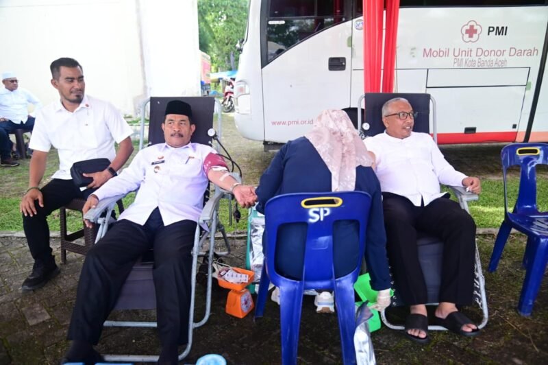 Wakil Bupati Aceh Besar Drs Syukri ikut mendonorkan darah pada peringatan Uroe Lahe Aceh Besar di lapangan Bungoeng Jeumpa, Kota Jantho, Kamis (20/11/2025). FOTO/MC ACEH BESAR