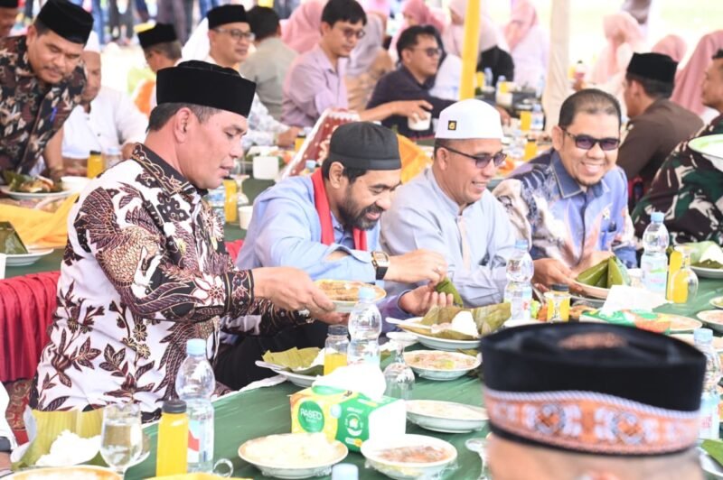 Gubernur Aceh Muzakkir Manaf menyantap hidangan Maulid Akbar Aceh Besar bersama masyarakat di Arena Pameran Pembangunan  dan Expo UMKM, Lapangan Bungong Jeumpa, Kota Jantho, Kamis (20/11/2025).
FOTO/MC ACEH BESAR