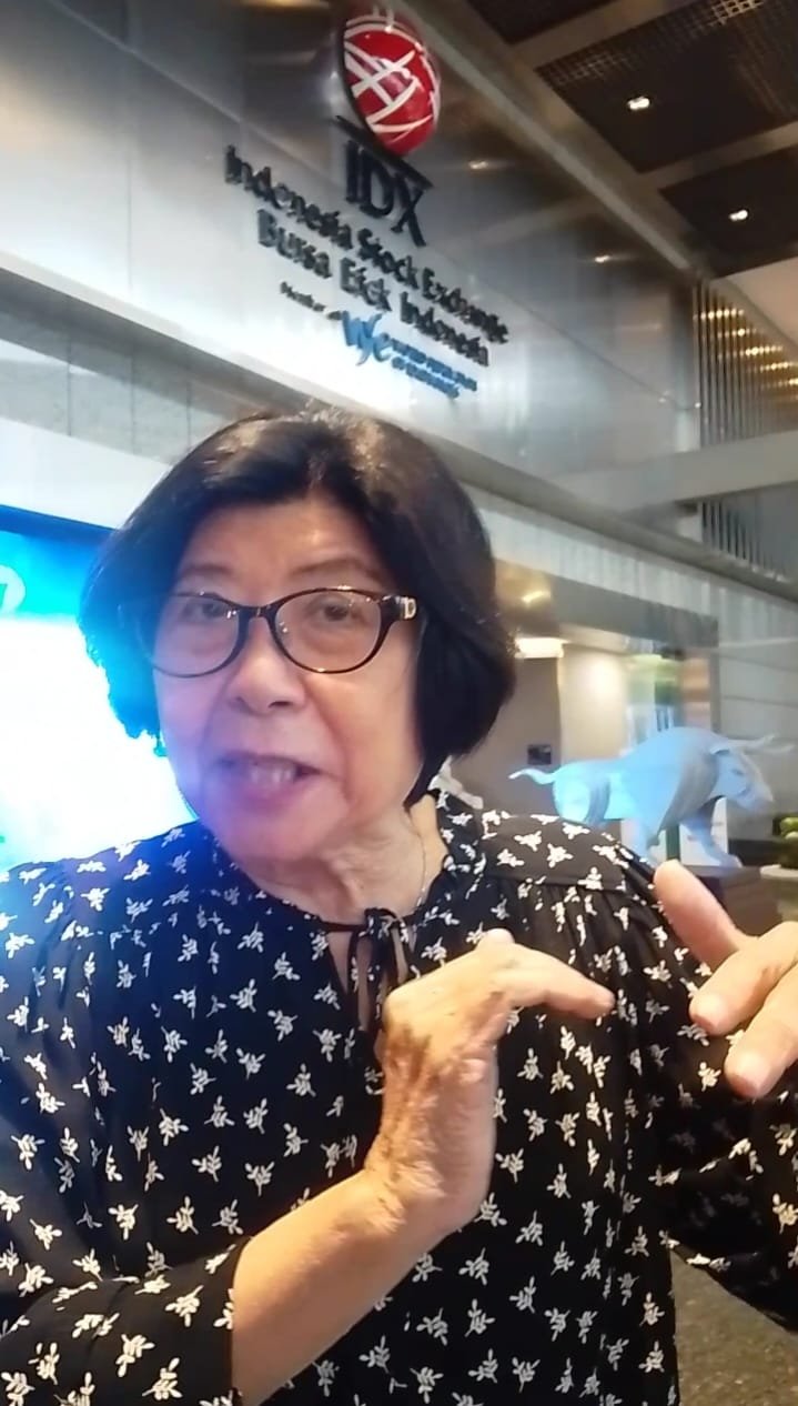 Caption: Psikiater dari Fakultas Kedokteran Universitas Indonesia dr. Mintarsih A. Latief Sp.KJ ketika menjawab pertanyaan wartawan di kawasan niaga SCBD Jakarta Selatan, Kamis (20/11/2025).