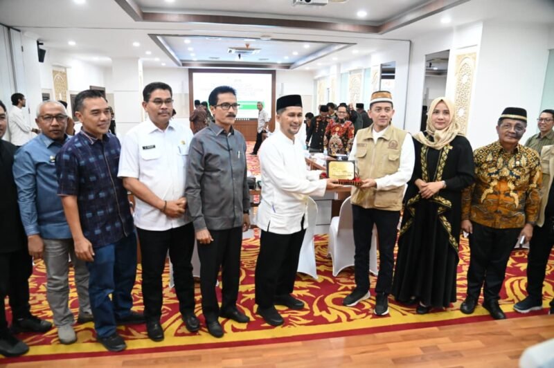 Asisten 1 Sekda Aceh Drs. Syakir MSi menyerahkan cendera mata kepada Ketua BAP DPD-RI Ahmad Syauqi Soeratno seusai pertemuan Kunjungan Kerja Badan Akuntabilitas Publik DPD-RI dengan Pemerintah Aceh dalam rangka Tindaklanjut Pengaduan Masyarakat Provinsi Aceh di Aula Lantai III Kantor Gubernur Aceh, Banda Aceh, Jumat (21/11/2025). FOTO/MC ACEH BESAR