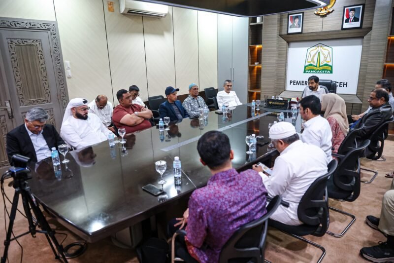 Gubernur Aceh Muzakir Manaf menggelar pertemuan dengan para investor pendiri maskapai PT Serambi Aceh Makkah (SAM) Airlines dan pengurus Kesatuan Antar Travel Umroh dan Haji Aceh (KATUHA) di Meuligoe Gubernur Aceh, Sabtu (22/11/2025) siang Foto:Dok.Biro Adpim Setda Aceh
