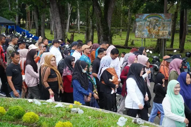 Peserta jalan santai tampak melewati bundaran di pusat kota Jantho untuk melanjutkan rute yang telah ditetapkan panitia, minggu (22/11/2025). Foto: Dok. Ist