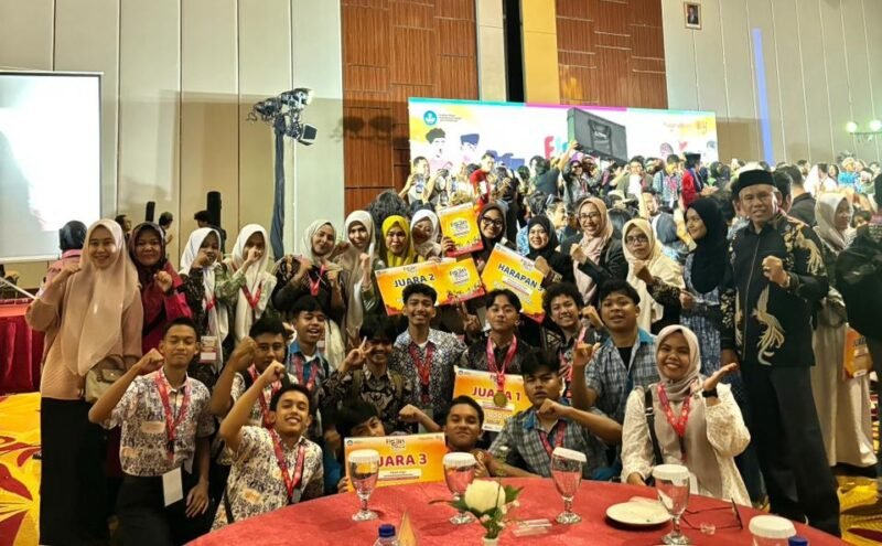 Para siswa peraih juara dari Aceh berpose bersama pendamping setelah penutupan FLS2N 2025 di Institut Kesenian Jakarta, Sabtu 22/11/2025 (Foto: Dok. Ist) 