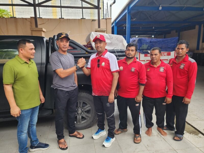 Plt. Kepala Dinas Sosial Aceh, Chaidir, menyerahkan bantuan logistik darurat kepada Wakil Bupati Aceh Utara di Gudang Dinsos Aceh, Banda Aceh, Minggu 23/11/2025 (Foto: Dok. Ist) 
