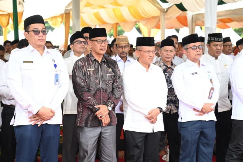 Staf Ahli Sekdakab Aceh Besar, Adi Dharma SPd MPd mengahdiri kenduri Mailid Nabi Muhammad SAW Kota Banda Aceh di Lapangan Blang padang, Banda Aceh, Senin (24/11/2025). FOTO/MC ACEH BESAR