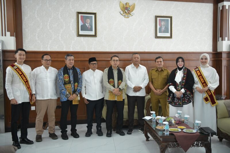Wakil Gubernur Aceh, H. Fadhlullah SE., bersama Wali Kota Banda Aceh, Hj. Illiza Saaduddin Djamal, menjemput kedatangan Menteri Kebudayaan Republik Indonesia, Fadli Zon, di Bandara Sultan Iskandar Muda (SIM), Senin, (24/11/2025). Foto : Dok. Biro Adpim Setda Aceh