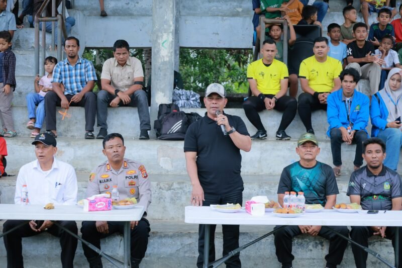Bupati Aceh Besar H Muharram Idris (Syech Muharram), menyampaikan sambutannya pada pembukaan Gala Siswa Antar SMP, di Lapangan Blackstar Lamlhom, Kecamatan Lhoknga, Kabupaten Aceh Besar, Senin (24/11/2025). FOTO/ MC ACEH BESAR