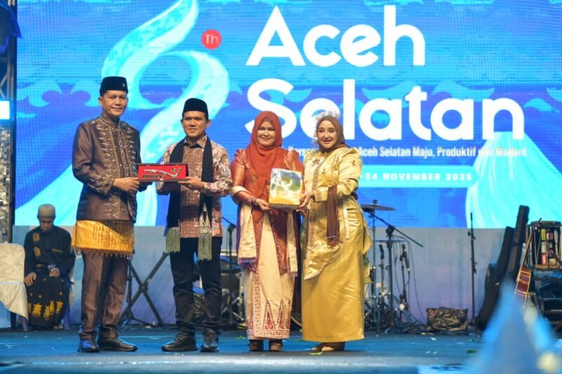 Wakil Gubernur Aceh, Fadhlullah, SE bersama Istri, Mukarramah menghadiri Hari Ulang tahun Ke 69 Kabupaten Aceh Selatan, Senin, (24/11/2025). Foto : Dok. Biro Adpim Setda Aceh