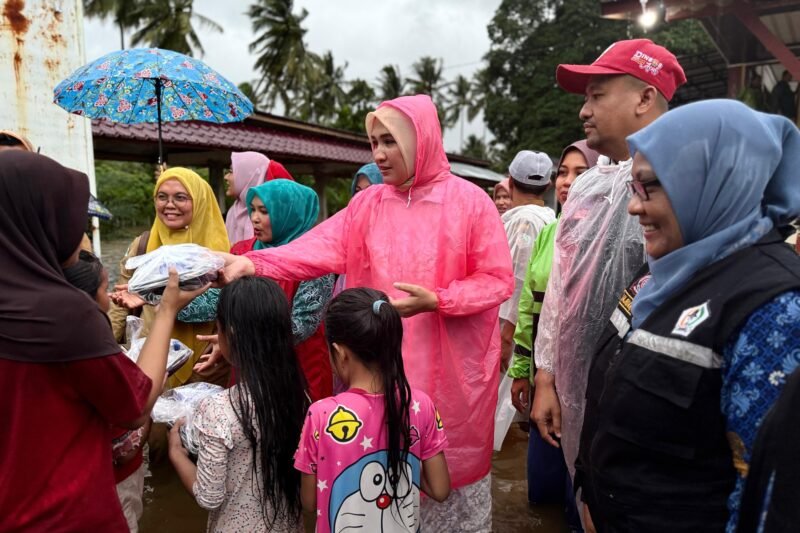 Ketua TP PKK Aceh Marlina Muzakir, bersama Bupati dan Ketua TP PKK Aceh Utara serta Plt Kadinsos Aceh Chaidir, mengunjungi sejumlah korban terdampak banjir di Gampong Matang Kareung, Selasa (25/11/2025). Foto : Dok. Biro Adpim Setda Aceh