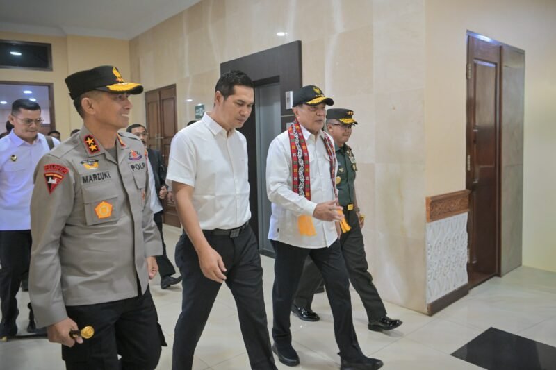 Sekretaris Daerah Aceh M. Nasir didampingi Pangdam Iskandar Muda, Kapolda Aceh serta Komandan Komando Daerah Angkatan Laut I menjemput kedatangan Menkopolhukam kedatangan Menteri Koordinator Bidang Politik, Hukum, dan Keamanan (Menko Polhukam) Jenderal (Purn) Djamari Chaniago, di Bandara Internasional Sultan Iskandar Muda Aceh Besar, Rabu 26/11/2025 (Foto:Dok.Biro Adpim Setda Aceh) 