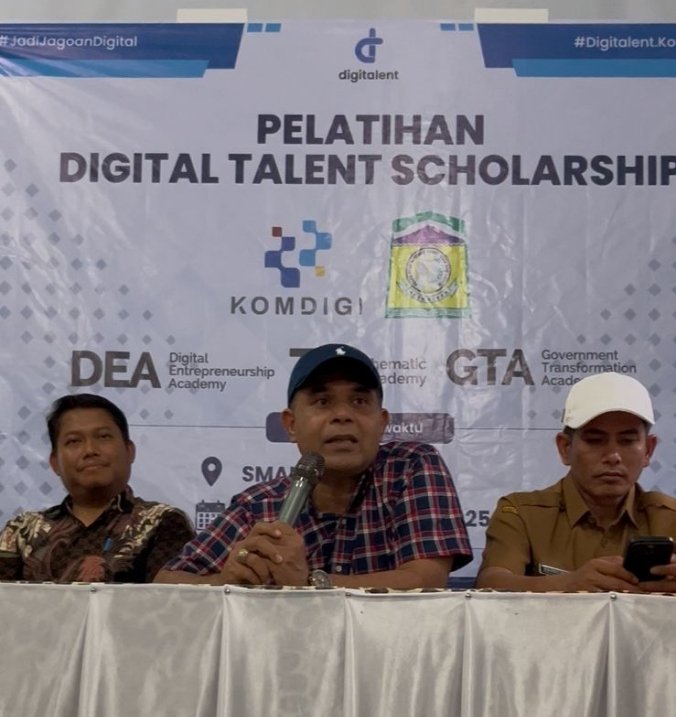 Plt. Kepala Dinas Pendidikan Aceh, Murthalamuddin, S.Pd., MSP, membuka kegiatan Pelatihan Digital Talent Scholarship (DTS) di SMA Negeri 2 Pulo Aceh, Aceh, Selasa (25/11/2025), bertepatan dengan Hari Guru Nasional dan HUT PGRI ke-80, Rabu 26/11/2025 (Foto:Dok.Disdik Aceh) 