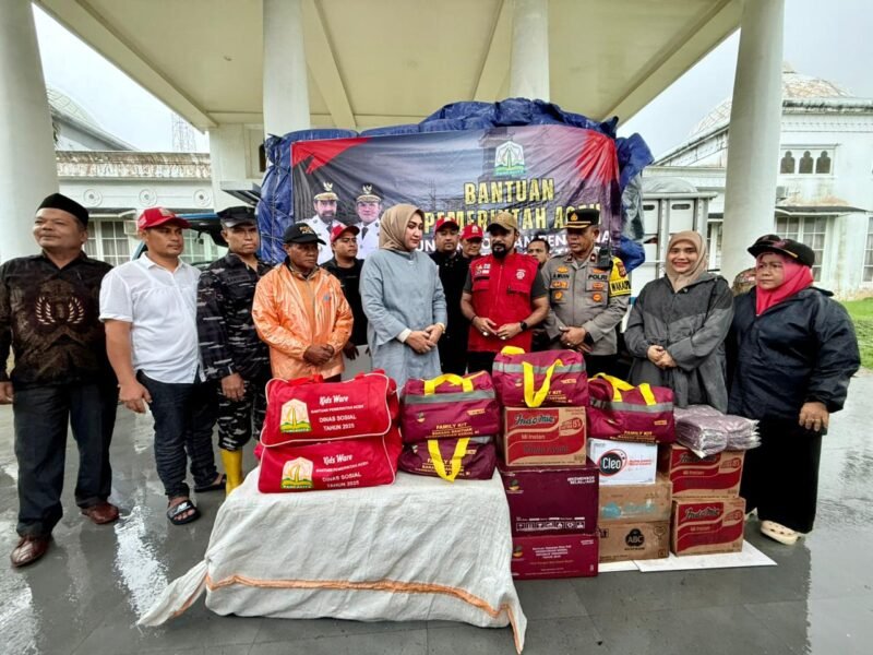 Ketua TP PKK Aceh Marlina Muzakir, didampingi Plt Kepala Dinas Sosial Aceh Chaidir, menyerahkan bantuan untuk korban terdampak banjir di Aceh Timur. Bantuan diterima langsung oleh Bupati Iskandar Usman Alfarlaky, di Meuligoe Bupati setempat, Rabu (26/11/2025) Foto:Dok.Biro Adpim Setda Aceh