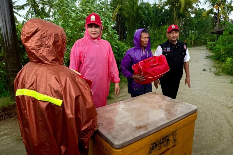 Ketua TP PKK Aceh Marlina Muzakir, didampingi Plt Kepala Dinas Sosial Aceh Khaidir, mengunjungi dua orang lansia yang terpaksa mengungsi karena rumah mereka terendam banjir, di Gampong Matang Seuleumak, Kecamatan Nurussalam, Rabu (26/11/2025) Foto:Dok. Biro Adpim Setda Aceh