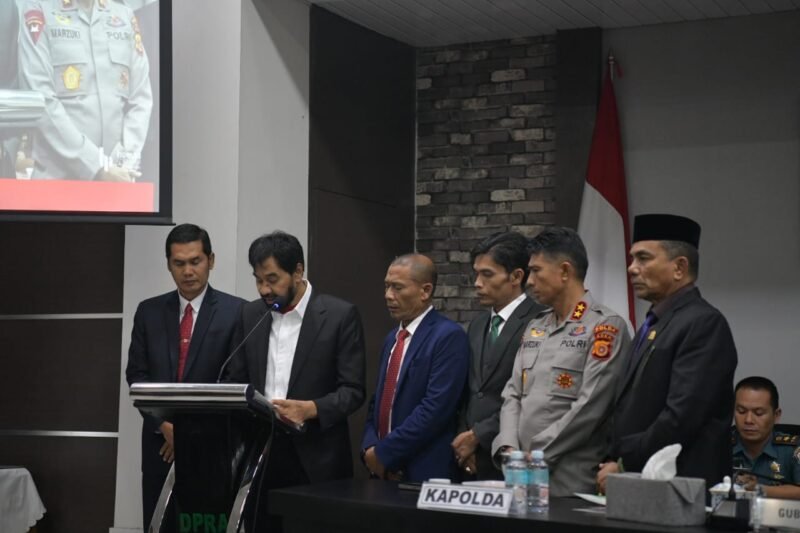 Gubernur Aceh, Muzakir Manaf di dampingi forkopimda Aceh menyampaikan Pendapat Status Bencana Aceh, di ruang serba Guna DPR Aceh Kamis, (27/11/2025). Foto : Dok. Biro Adpim Setda Aceh