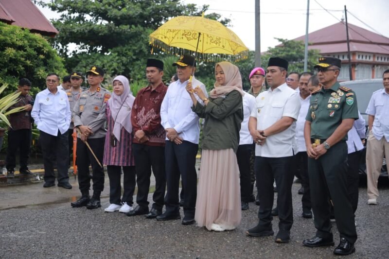 Bupati Aceh Besar H. Muharram Idris mendampingi Menko Polkam RI, Letnan Jenderal TNI (Purn) Djamari Chaniago, meninjau Sekolah Rakyat di kawasan Sentra Darussa’adah, Kecamatan Darul Imarah, Aceh Besar, Senin (27/11/2025). FOTO/PROKOPIM ACEH BESAR