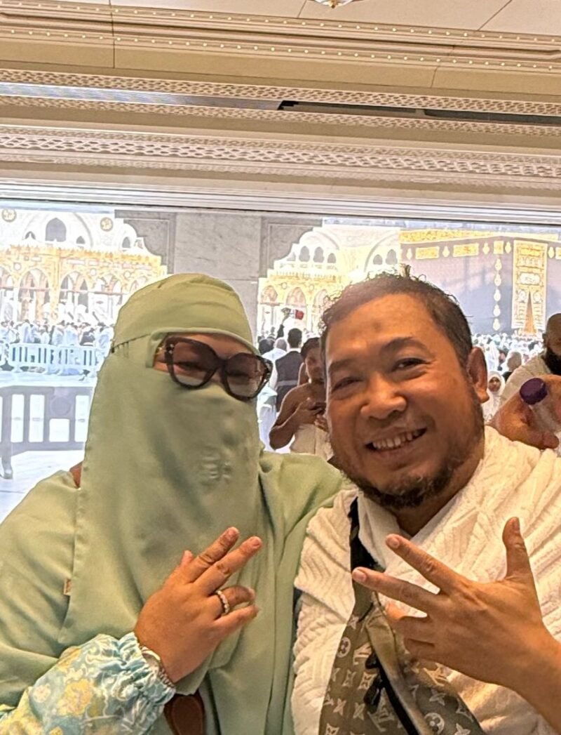 CEO Samira Travel, Ustad Fauzi Wahyu Muntoro (Abi Uzi), berdoa di depan Ka'bah untuk masyarakat Aceh yang terkena dampak banjir dan longsor, serta mengumumkan bahwa Samira Travel akan menjadwalkan ulang keberangkatan jamaah Aceh dan menanggung biaya hotel dan tiket pesawat, Jum'at 28/11/2025 (Foto:Dok.Ist)