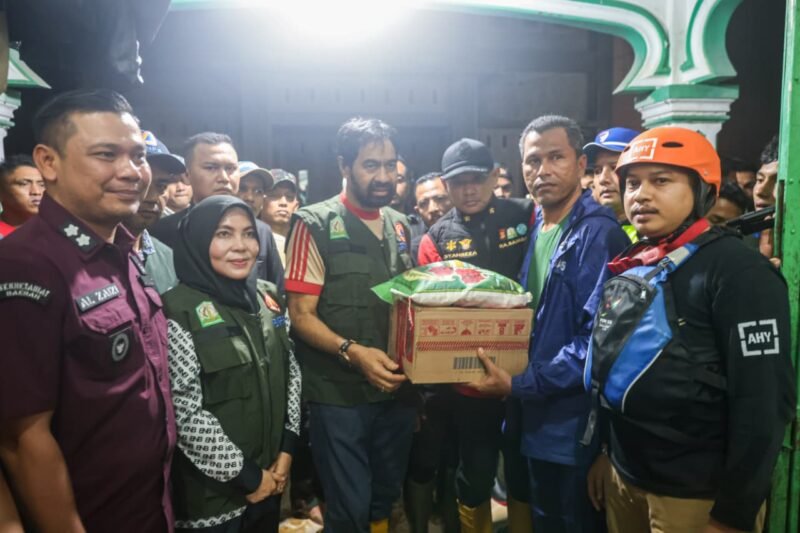 Gubernur Aceh Muzakir Manaf meninjau kondisi pengungsi bencana banjir di Meunasah Paga, Gampong Jojo, Kecamatan Mutiara Timur, Pidie, Kamis (27/11/2025) malam Foto:Dok.Biro Adpim Setda Aceh