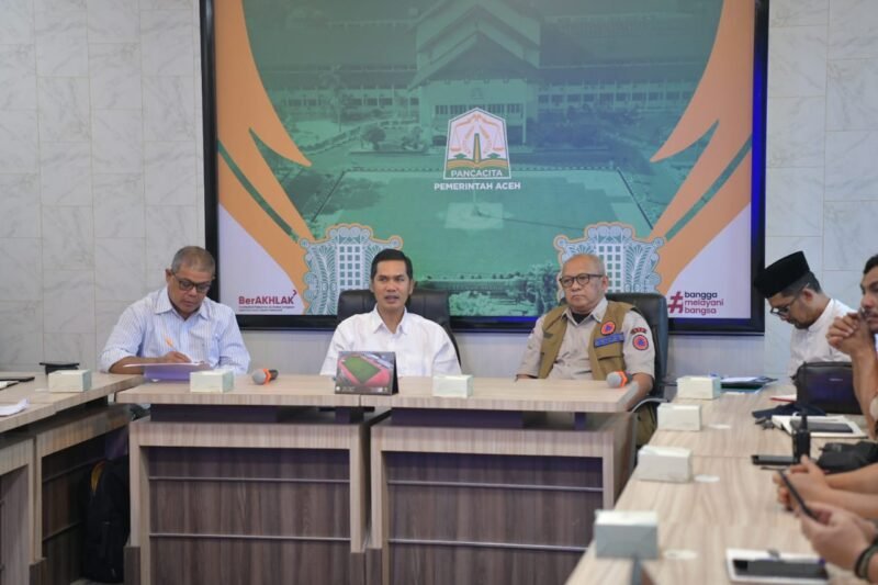 Sekda Aceh, M. Nasir bersama
Rapat koordinasi Penanggulangan Bencana musibah banjir serta update terkini di posko tanggap darurat pemerintah aceh, kantor gubernur Aceh, Jumat, 27/11/2025 (Foto:Dok.Biro Adpim Setda Aceh) 