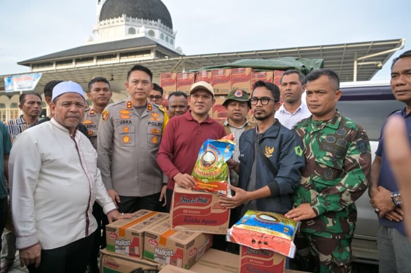 Wakil Gubernur Aceh, H. Fadhlullah, menyerahkan bantuan masa panik kepada masyarakat terdampak banjir di Kecamatan mutiara Kabupaten Pidie, Jumat 28/11/2025. Bantuan diserahkan secara simbolik di Masjid Daud Beureueh dan diterima oleh beberapa perwakilan Forum Komunikasi Pimpinan Kecamatan di Pidie.
