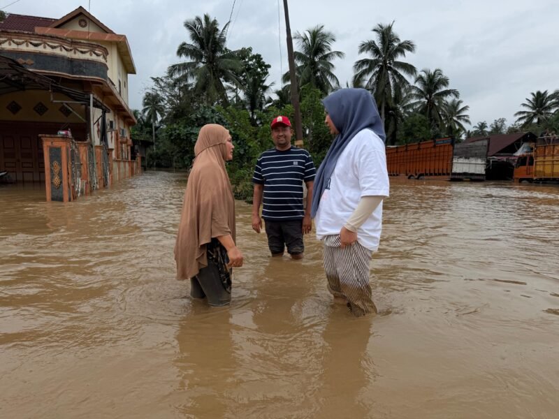 Ketua Tim Penggerak PKK Aceh Marlina Muzakir terjebak banjir di area SPBU Panteu Breuh, Simpang Seunuddon, Kabupaten Aceh Utara, selama dua hari sejak Rabu (26/11/2025) hingga Jumat (28/11/2025). Ia tidak sendirian. Plt Kepala Dinas Sosial Aceh Chaidir beserta rombongan juga ikut terjebak.