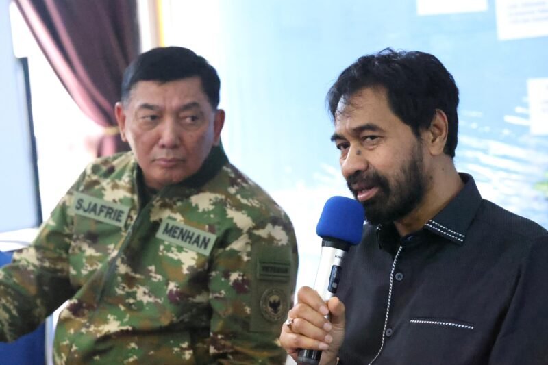 Gubernur Aceh, Muzakir Manaf, menyambut kedatangan Menteri Pertahanan Sjafrie Sjamsoeddin dan Panglima TNI Agus Subiyanto beserta rombongan di Bandara Internasional Sultan Iskandar Muda (SIM), Sabtu, (29/11/ 2025) . Foto: Dok. Biro Adpim Setda Aceh