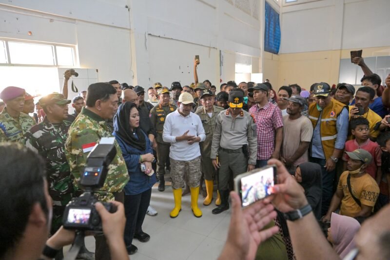 Wakil Gubernur Aceh mendampingi Menteri Pertahanan RI Sjafrie Samsoeddin dan Menteri Dalam Negeri RI, Tito Karnavian mengunjungi dan menyerahkan bantuan untuk korban banjir di posko pengungsian di Komplek Kantor Bupati, Kecamatan Meureudu, Kabupaten Pidie Jaya, pada Sabtu, (29/11/2025). Foto : Dok. Biro Adpim Setda Aceh