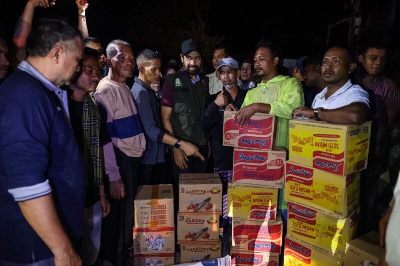 Gubernur Aceh Muzakir Manaf menyalurkan bantuan tanggap darurat ke sejumlah titik pengungsian di Kabupaten Aceh Utara, Sabtu (29/11/2025) malam. Bantuan didistribusikan hingga tengah malam kepada warga yang membuka dapur umum di sepanjang jalan nasional Banda Aceh-Medan, Minggu 30/11/2025 (Foto:Dok.Biro Adpim Setda Aceh) 