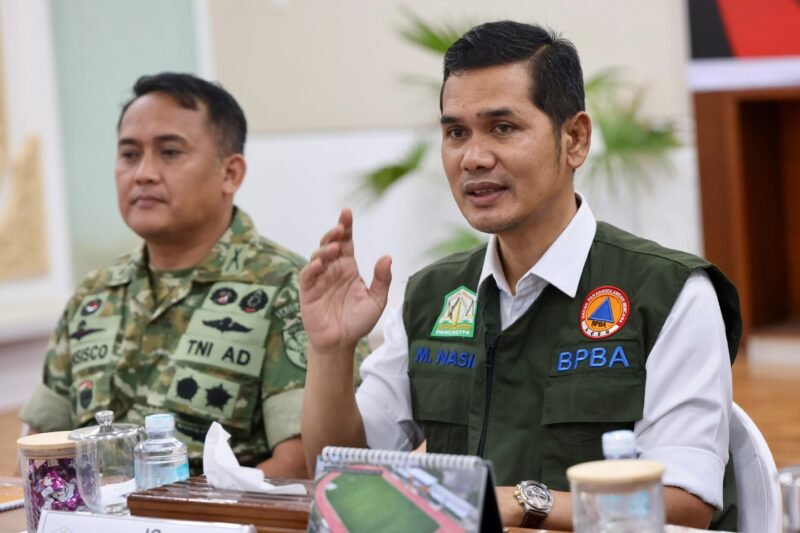 Sekretaris Daerah Aceh, M. Nasir, menyampaikan konferensi pers terkait penanganan darurat bencana banjir dan longsor di Provinsi Aceh, Sabtu (29/11) malam, di Sekretariat Posko Tanggap Darurat Bencana Banjir dan Longsor, Minggu 30/11/2025 (Foto:Dok.Biro Adpim Setda Aceh) 