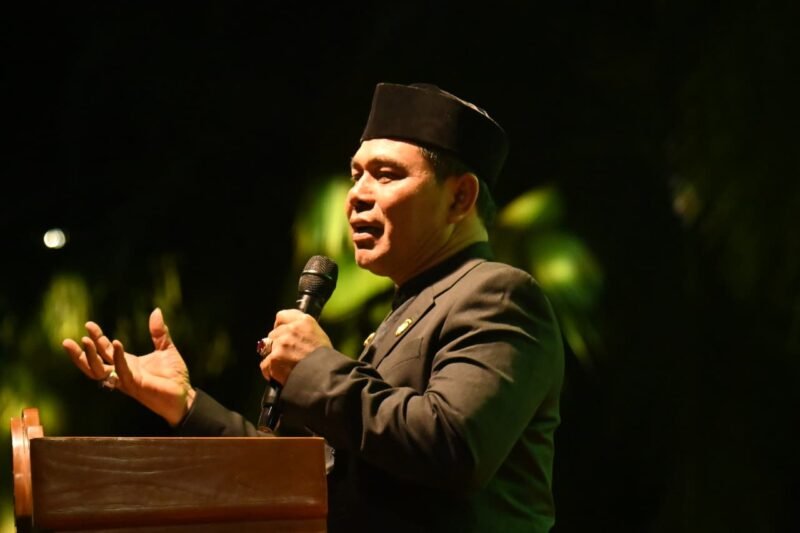 Bupati Aceh Besar H. Muharram Idris menyampaikan sambutan pada pelantikan PW HUDA Kabupaten Aceh Besar yang berlangsung di Dayah Thalibul Huda, Gampong Bayu Lamcot, Kecamatan Darul Imarah, Sabtu (29/11/2025). FOTO/MC ACEH BESAR