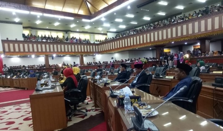Dewan Perwakilan Rakyat Aceh (DPRA) sedang membahas Rancangan Qanun (Raqan) Aceh tentang Penyelenggaraan Ketertiban Umum, Ketenteraman, dan Pelindungan Masyarakat. Rancangan qanun ini mencakup beberapa aspek, termasuk aktivitas malam bagi perempuan dan pengaturan etika sosial di ruang publik, Selasa 11/11/2025 (Foto:Dok.Ist)