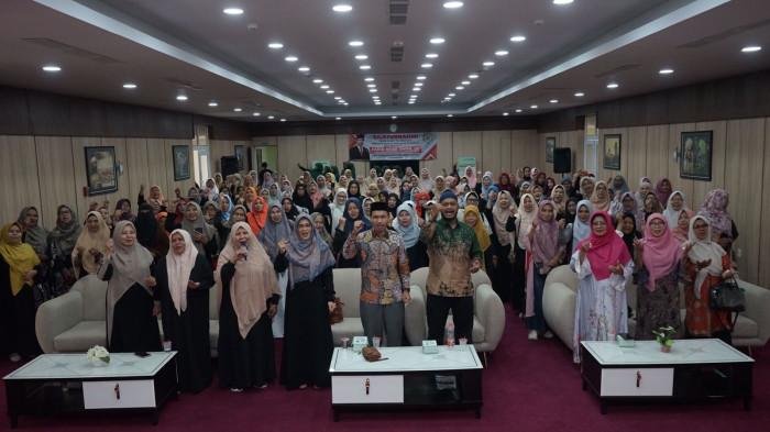 Ketua Komisi IV DPRK Banda Aceh, Farid Nyak Umar, ST bersama ibu-ibu majelis taklim se-Kecamatan Kuta Alam saat reses di Aula Bapelkes Aceh, Banda Aceh, pada Kamis 18/9/2025 (Foto:Dok.Ist)