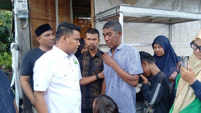 Keluarga Amri, warga Desa Lamteh, Aceh Besar, hidup dalam kondisi memprihatinkan di gubuk reot tanpa dapur dan toilet, Anggota DPRA Munawar AR dan Sekdis Dinsos Aceh Chaidir memberikan bantuan dan berjanji membantu meningkatkan kualitas hidup mereka, Kamis 13/11/2025 (Foto:Dok.Ist)