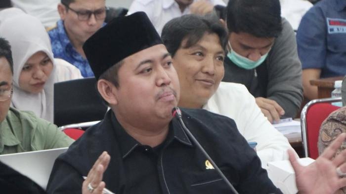 Wakil Ketua Komisi III mewakili Ketua DPRK Banda Aceh, Tuanku Muhammad saat menyampaikan masukan dalam rapat dengar pendapat terkait Qanun RTRW Aceh 2025-2045 yang dibahas di Komisi IV DPRA, Rabu 17/9/2025 (Foto:Dok. Ist)