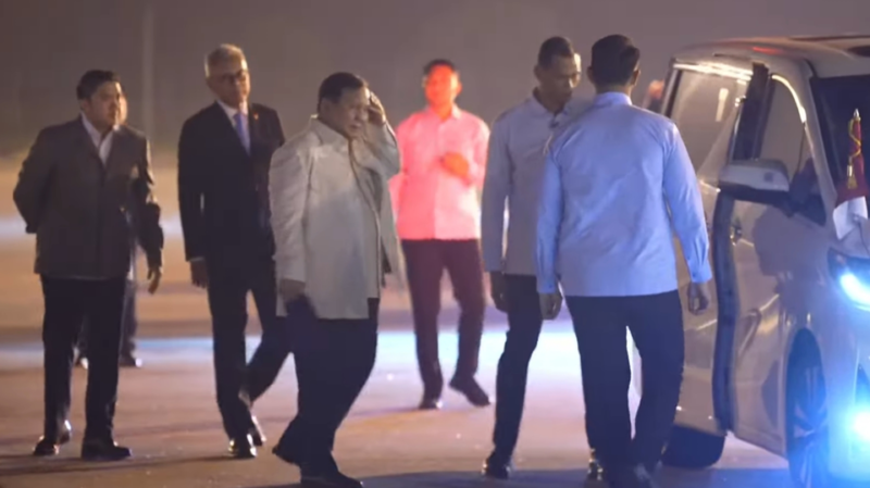 Presiden Prabowo Subianto tiba di Bandara Internasional Kualanamu, Deli Serdang, Jumat 12 Desember 2025. Foto:Dok.Ist