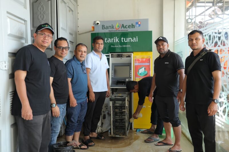 Direktur Utama Bank Aceh, Bapak Fadhil Ilyas, melakukan kunjungan kerja ke kantor-kantor Bank Aceh yang terdampak banjir di Lhokseumawe dan Aceh Timur. Foto: Dok. Humas Bank Aceh