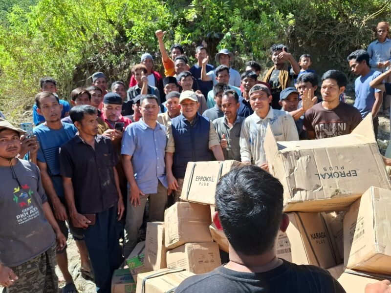Wakil Gubernur Aceh, Fadhlullah, SE, turun langsung dalam penyerahan bantuan sembako di Kab. Gayo Lues, Senin, (1/12/ 2025). Foto : Dok. Biro Adpim Setda Aceh