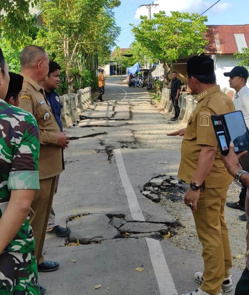 Bupati Aceh Besar, Muharram Idris didampingi Camat Blang Bintang, Subhan meninjau langsung lokasi jalan yang rusak akibat banjir di Gampong Teupin Batee, Kecamatan Blang Bintang, Senin (1/12/2025). FOTO/MC ACEH BESAR