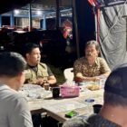 Bupati Aceh Besar H Muharram Idris (Syech Muharram), di dampingi Wakil Bupati Aceh Besar Drs H Syukri A Jalil, memimpin rapat evaluasi dan koordinasi penanganan bencana, di Posko BPBD Aceh Besar, Sibreh Keumude, Kecamatan Sukamakmur, Kabupaten Aceh Besar, Senin (1/12/2025). FOTO/ MC ACEH BESAR