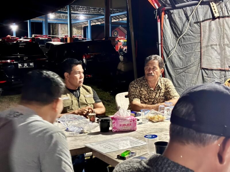 Bupati Aceh Besar H Muharram Idris (Syech Muharram), di dampingi Wakil Bupati Aceh Besar Drs H Syukri A Jalil, memimpin rapat evaluasi dan koordinasi penanganan bencana, di Posko BPBD Aceh Besar, Sibreh Keumude, Kecamatan Sukamakmur, Kabupaten Aceh Besar, Senin (1/12/2025). FOTO/ MC ACEH BESAR