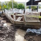 Kondisi pagar beton Meunasah Gampong Ruyong, Kecamtan Mesjid Raya, Aceh Besar yang roboh akibat banjir. Selasa (2/12/2925).FOTO/MC ACEH BESAR