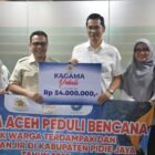 Sekda Aceh, M. Nasir menerima Bantuan Kagama Pusat, diserahkan Oleh Sekjen Kagama Pusat, Nezar Patria untuk Warga Terdampak Banjir dikabupaten Pidie Jaya Kagama Aceh Peduli Bencana, diruang kerja Sekda, Kantor Gubernur Aceh, Rabu, (03/12/2025). Foto: Dok. Biro Adpim Setda Aceh